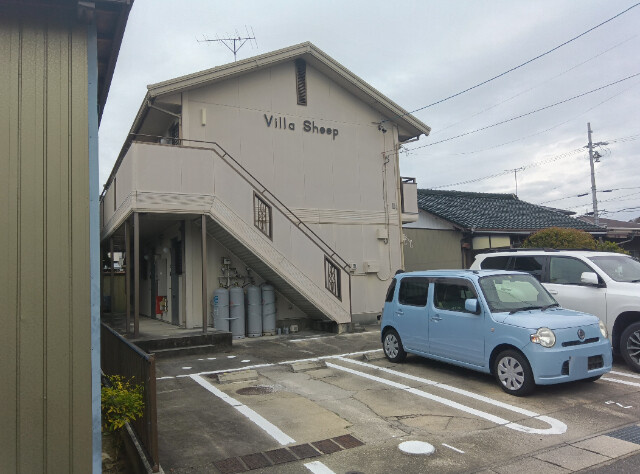 岡崎市寿町のアパートの駐車場