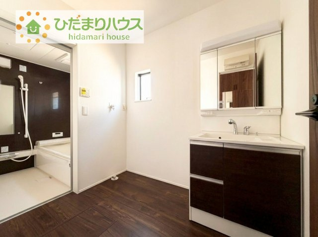 【独立洗面台】 | 龍ケ崎市久保台2丁目第1期　新築戸建　1号棟 | 三面鏡の大きな鏡は憧れます(^^♪
鏡の後ろは収納となっていて、細かいものでも収納できるのでスッキリと整理できます！