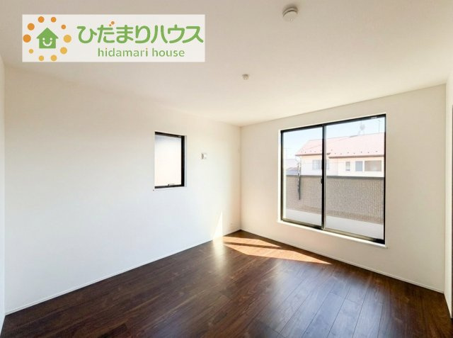 【寝室】 | 龍ケ崎市久保台2丁目第1期　新築戸建　1号棟 | バルコニーに面していて、たっぷり光りの入る明るい主寝室です！