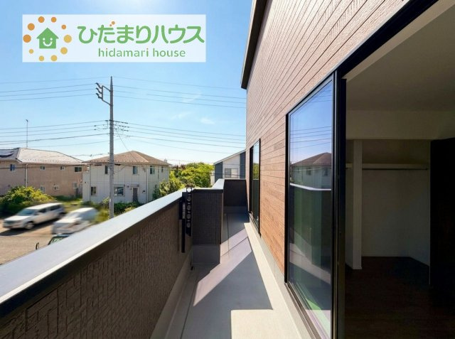 【バルコニー】 | 龍ケ崎市久保台2丁目第1期　新築戸建　1号棟 | ワイドなバルコニーで、ご家族全員のお洋服もらくらく干せちゃいます( *´艸｀)