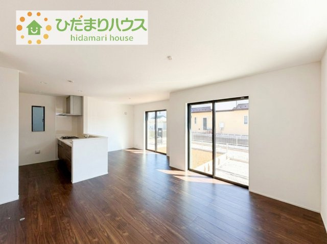 【居間・リビング】 | 龍ケ崎市久保台2丁目第1期　新築戸建　1号棟 | 南に面した大きな窓から差し込む光で日中は電気いらず♪