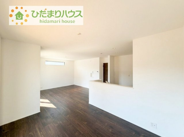 【居間・リビング】 | 龍ケ崎市久保台2丁目第1期　新築戸建　1号棟 | 家族だんらんで、笑顔のたえない時間も増えそうな広々としたLDKが魅力です(^^)/窓も多くて明るい空間でくつろげます。