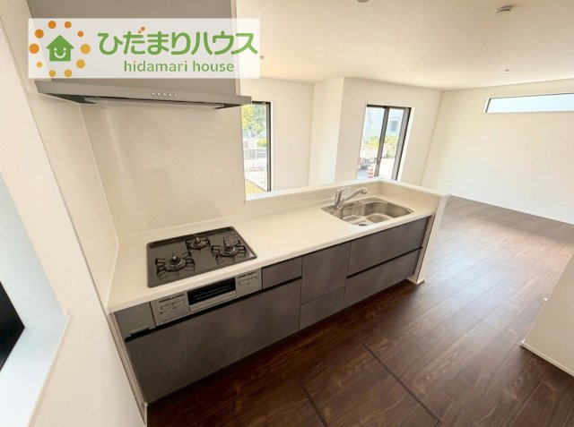 【キッチン】 | 龍ケ崎市久保台2丁目第1期　新築戸建　1号棟 | コンロは嬉しい3口コンロ！シンクはつなぎ目なしでお掃除も簡単です♪