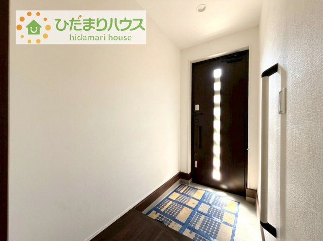 【玄関】 | 龍ケ崎市久保台2丁目第1期　新築戸建　1号棟 | 小窓が付いているドアなので明るいスペースになっています♪