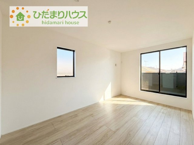 【寝室】 | 龍ケ崎市久保台2丁目第1期　新築戸建　2号棟 | バルコニーに面していて、たっぷり光りの入る明るい主寝室です！
