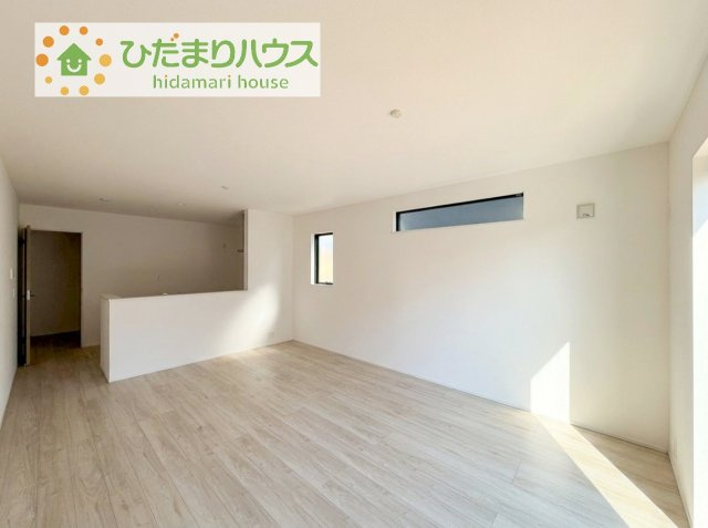 【居間・リビング】 | 龍ケ崎市久保台2丁目第1期　新築戸建　2号棟 | 南側にお庭があり、明るく開放感のあるリビング。
昼間は、電気いらずでエコ+節約にもなります。
