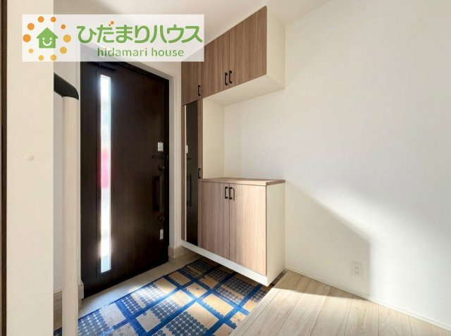 【玄関】 | 龍ケ崎市久保台2丁目第1期　新築戸建　2号棟 | 収納力のあるシューズボックスは姿見付き！
お出掛け前に身だしなみをチェックしましょう！
