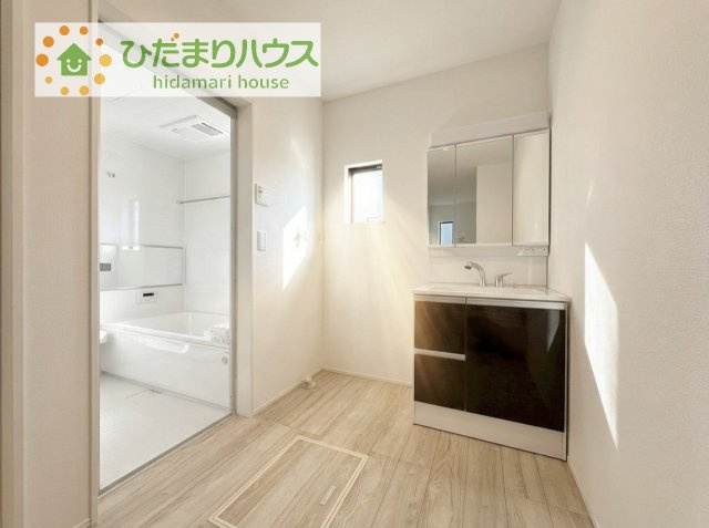 【独立洗面台】 | 龍ケ崎市久保台2丁目第1期　新築戸建　2号棟 | ゆったりとした洗面所には物入れを完備！タオルや洗剤をしまえます(^^)/