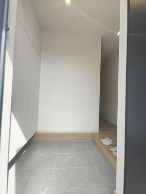 【玄関】 | 緑区浦里５丁目新築戸建 | キャンペーン対象物件です♪詳細は弊社ホームページもしくはスタッフまでお気軽にお問合せ下さいませ♪ お役に立てる自信があります♪