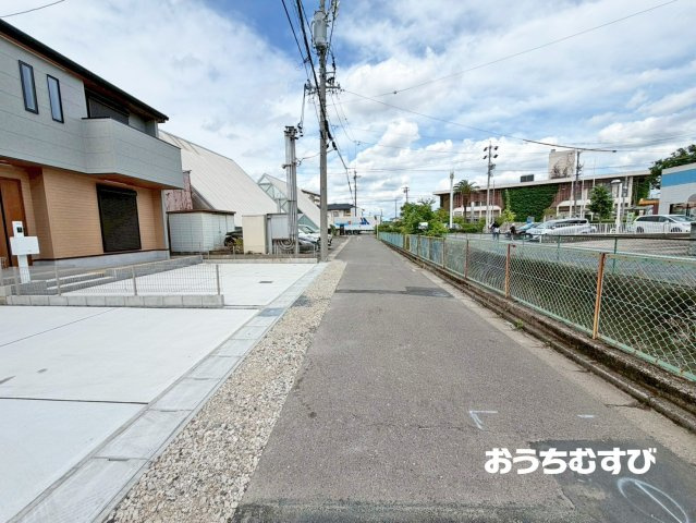 小牧市小牧第6(全2棟)の前面道路含む現地写真