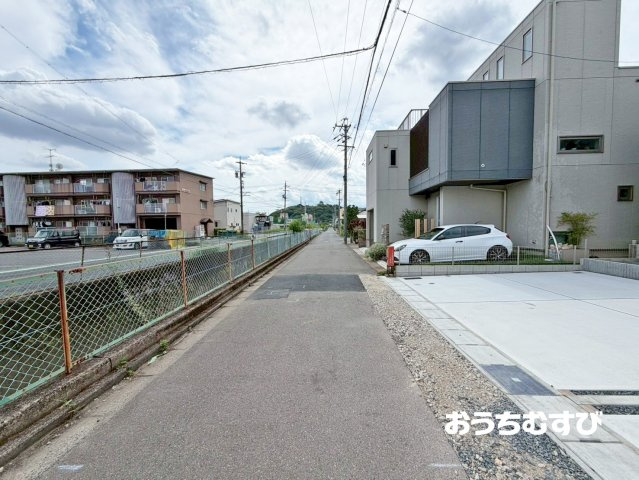 小牧市小牧第6(全2棟)の前面道路含む現地写真