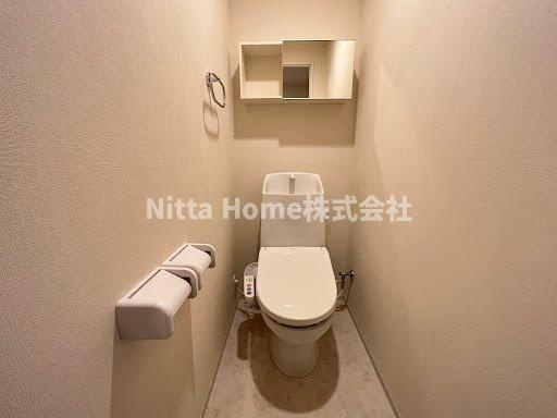 ラフィーネ（Ｒａｆｆｉｎｅ）のトイレ|上にはトイレットペーパーなどをストックできる棚がついています◎