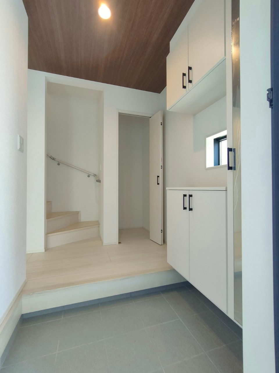 三郷市　彦糸1丁目　新築戸建　全2棟の玄関|施工例です