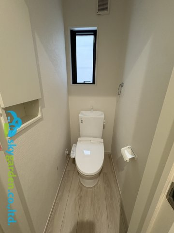 逗子市久木１期　新築戸建　全２棟１号棟のトイレ|清潔感のあるトイレです