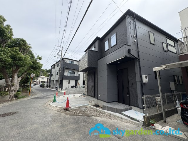 逗子市久木１期　新築戸建　全２棟１号棟の前面道路含む現地写真|前面道路含む現地写真です