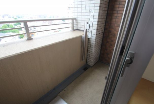 ライオンズプラザお茶の水のバルコニー|外からの目が気にならないバルコニーで洗濯物が干せます