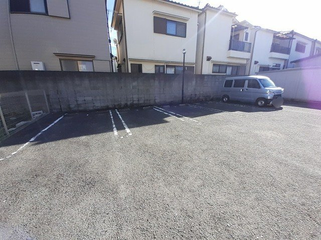 リープライツの駐車場