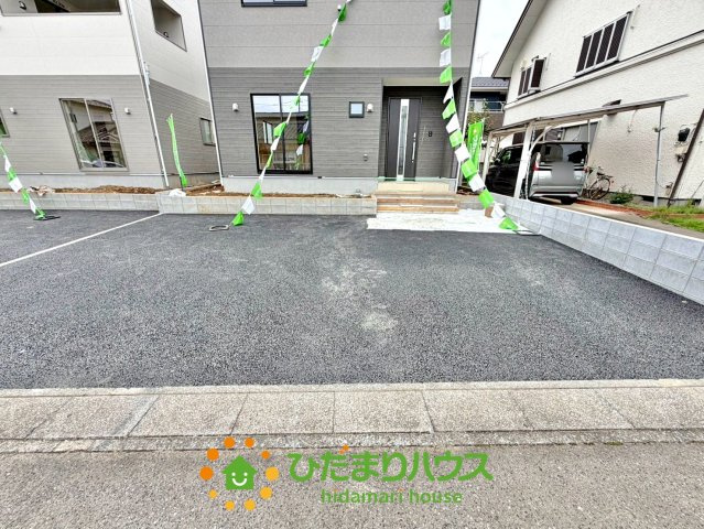 古河市新久田第1　新築一戸建て　02　クレイドルガーデンの駐車場