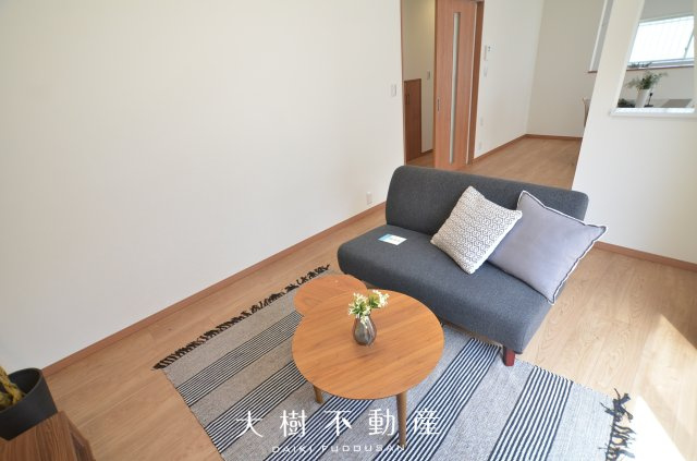【居間・リビング】 | 座間市四ツ谷　中古戸建て【仲介手数料無料】 | 宅地建物取引士による不動産のご説明・現地のご案内、住宅金融普及協会住宅ローンアドバイザーが住宅ローンのアドバイスから融資実行までのお手伝いをしっかりサポートします♪