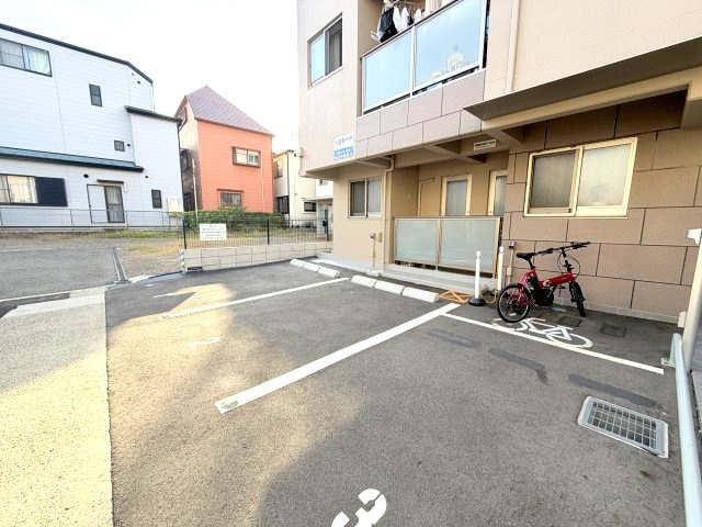 リフュージュ本山の駐車場