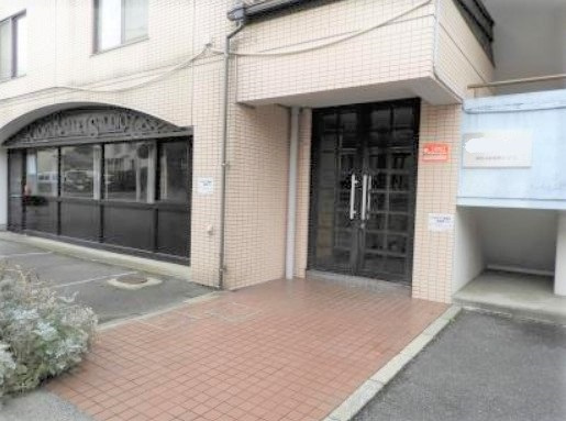 昭島市松原町５丁目の賃貸マンションのエントランス
