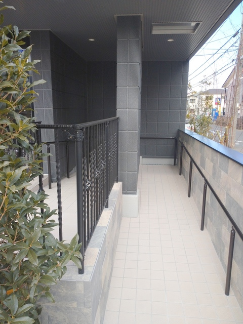 川崎市高津区新作６丁目の賃貸マンションのその他共用部分|エントランスへのスロープがあります