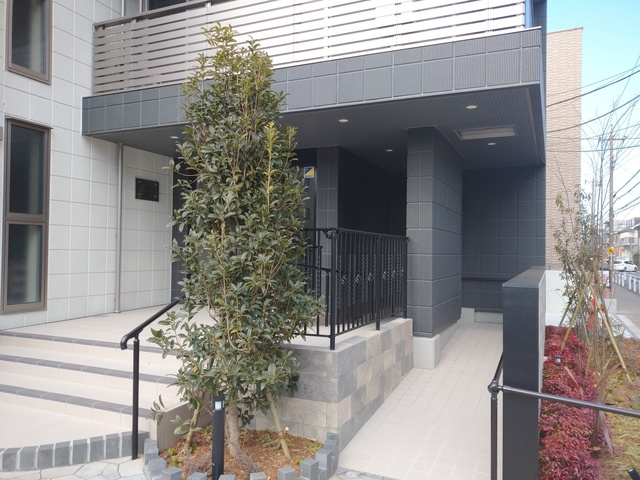 川崎市高津区新作６丁目の賃貸マンションのエントランス|スロープが付いていて安心です