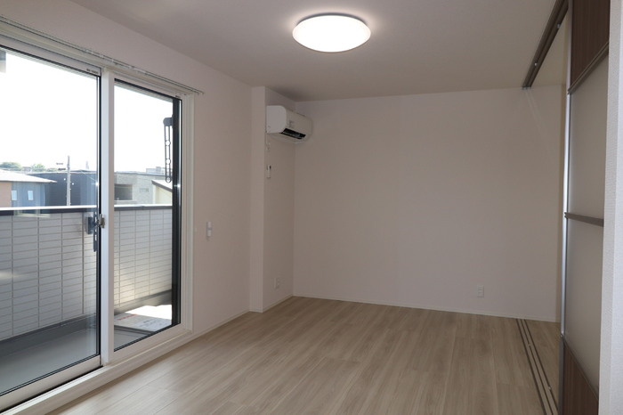 イーストプレイス須屋の居間・リビング