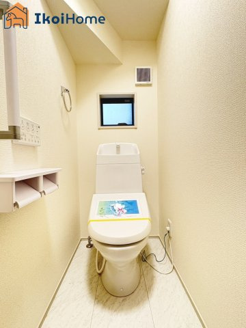 神戸市西区竜が岡1丁目　全8棟　1号棟　新築戸建の洗面所|◆同社施工例◆洗面台はお化粧をする時にも便利な３面鏡＆お掃除の際にも便利なハンドシャワータイプです。