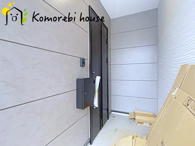 桶川市北　12期　ケイアイグレース　新築一戸建て　01の玄関|明るい玄関です