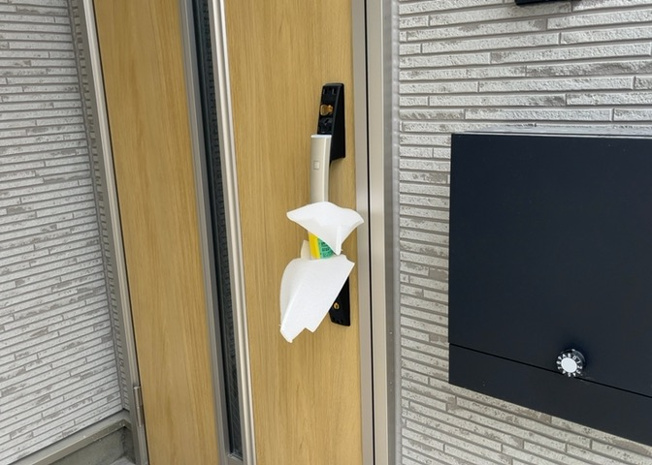 【防犯設備】 | 来訪者を映像で確認できるTVモニター付インターホンや、鍵のしっかりした玄関ドアなど防犯面に配慮した設計です。前面道路は幅員約6.8mと視界が開けており、見通しが良い点も防犯上の安心に繋がります。