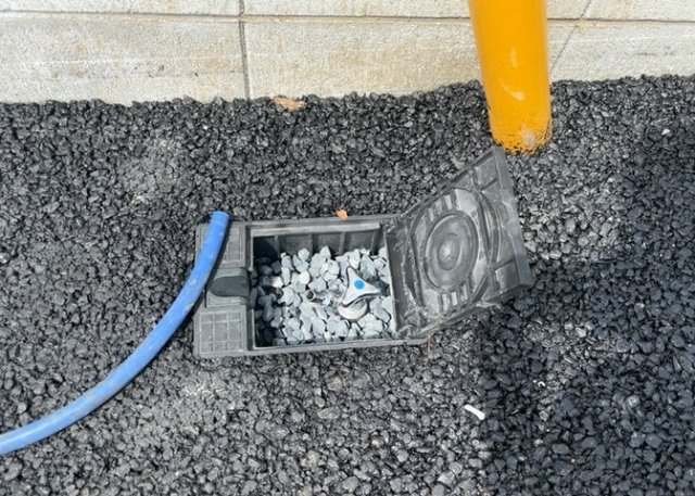 【設備】 | 敷地内には散水栓や床下収納など、毎日の暮らしを豊かにする便利な設備が整っています。洗車やガーデニング、日用品の備蓄など多目的に活用可能。細やかな配慮が生活の利便性をぐっと高めてくれます。