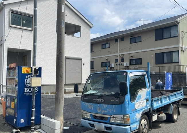 【前面道路含む現地写真】 | 西側幅員約6.8mの公道に接しており、お車の駐車時も余裕を持って操作ができます。周囲は閑静な住宅街で交通量も落ち着いているため、小さなお子様がいるご家庭でも安心感を持って暮らせる良好な環境です。