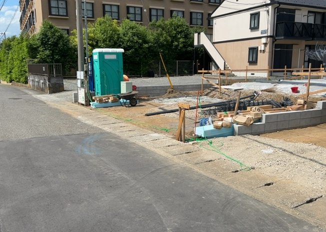 【前面道路含む現地写真】 | 住宅用の土地では前面道路に2m以上接していなければならないと法律で定められています。しかし、お持ちの車のサイズやライフスタイルなどにより、2mでは利便が悪い場合もございますので、事前に確認しましょう。