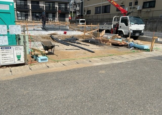 【前面道路含む現地写真】 | お持ちの車種によっては前面道路が広い方が便利でしょう。しかし、前面道路が広ければその分交通量が多くなるため、騒音などが気になる場合があります。実際に現地を見学し、周辺交通量や騒音などを確認しましょう！