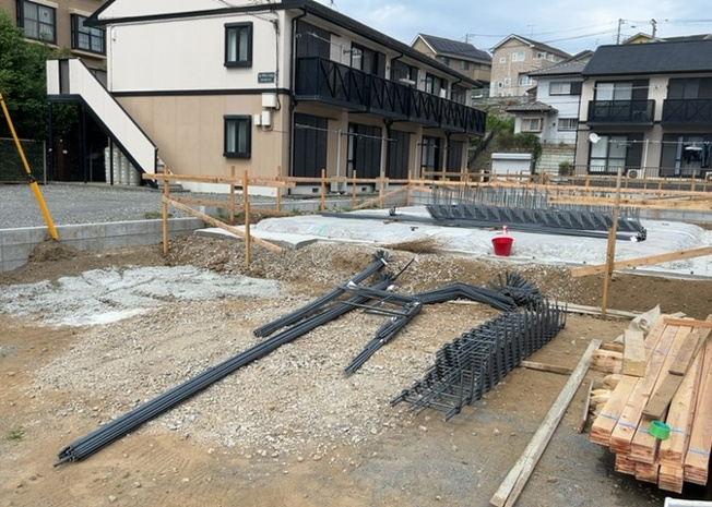 【玄関】 | 玄関は家の顔でもあり、家族以外の目にも止まる場所です。玄関は外との間を仕切る扉、靴などをしまっておく収納スペース、靴脱ぎのたたきスペース、来客とのやり取りをするドアホンなど複数のアイテムからなります。