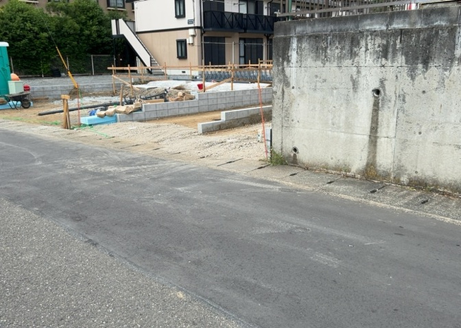 【前面道路含む現地写真】 | 住宅用の土地では前面道路に2m以上接していなければならないと法律で定められています。しかし、お持ちの車のサイズやライフスタイルなどにより、2mでは利便が悪い場合もございますので、事前に確認しましょう。