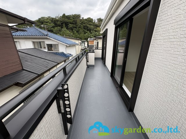 鎌倉市今泉台910番　新築戸建　全１棟のバルコニー|ワイドバルコニーがあります