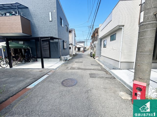3(土)4(日)現地説明会！◆和泉市富秋町　第1期　新築一戸建ての前面道路含む現地写真|周辺は閑静な住宅街！前面道路広々で車の出し入れも便利です。駐車が苦手な方でも安心して車庫入れできます！