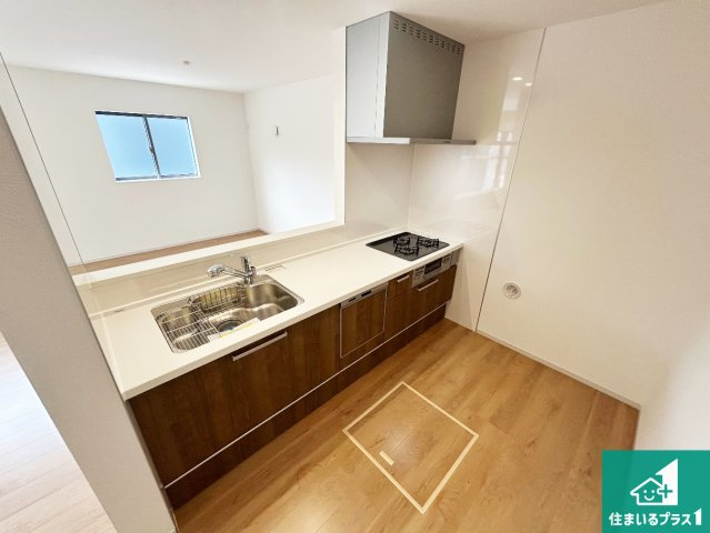◆和泉市富秋町　第1期　新築一戸建てのキッチン|リビングと統一感があり、使い勝手のいいキッチン。広々としているので、二人並んで作業が出来ちゃいます。お子様と一緒に色々なお料理に挑戦できるスペースがあります。