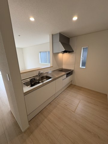 筑後市野町 第3のキッチン|料理をしながらご家族との会話を楽しめる対面キッチンです。リビングを見渡せる作りが人気です。