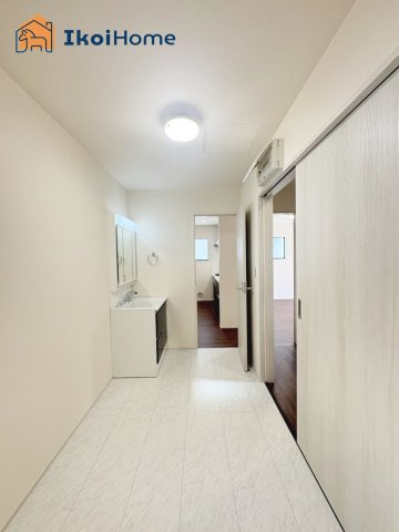 神戸市西区竜が岡1丁目　全8棟　2号棟　新築戸建の洗面所|【ホームページに現地動画掲載中】●年中無休：当日予約可●キッチン横から出入りが可能な洗面室です！