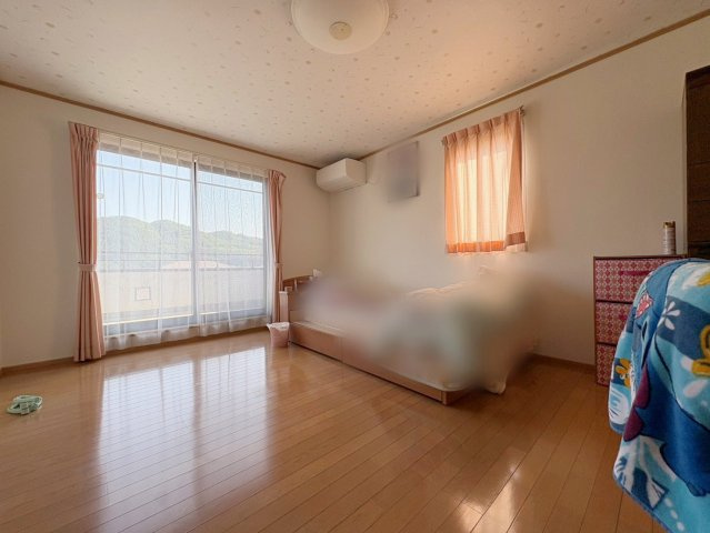 中古戸建・中古住宅　棚倉町棚倉日向前　棚倉小学校・棚倉中学校の洋室|二面採光で陽当たり良好な主寝室！