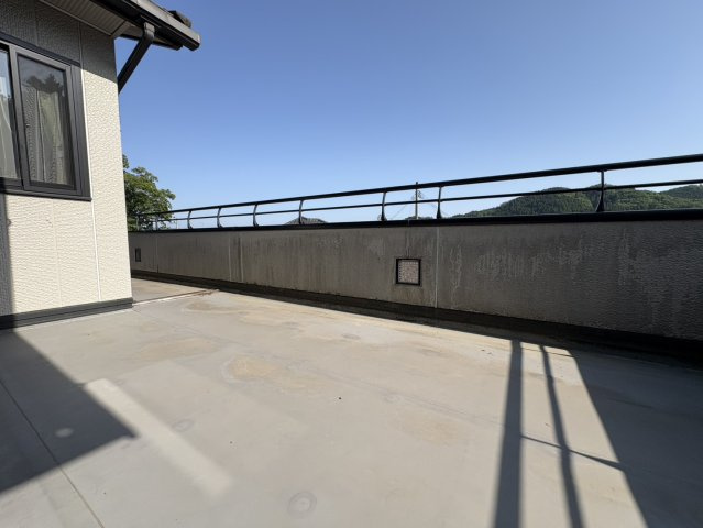 中古戸建・中古住宅　棚倉町棚倉日向前　棚倉小学校・棚倉中学校のバルコニー|陽当たり良好なワイドバルコニーは３部屋＆廊下からも出入り可能です！
