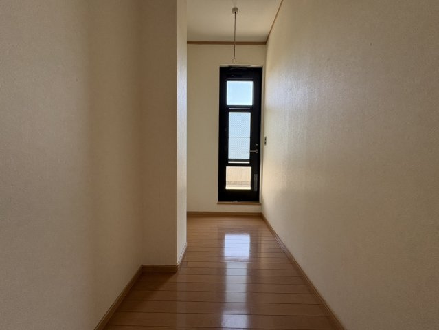 中古戸建・中古住宅　棚倉町棚倉日向前　棚倉小学校・棚倉中学校の内装|バルコニーに続く廊下です！
