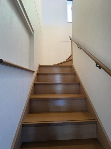 中古戸建・中古住宅　棚倉町棚倉日向前　棚倉小学校・棚倉中学校の内装|階段には手すりもついているので安心ですね♪