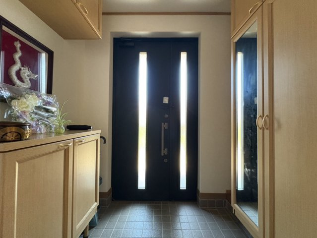中古戸建・中古住宅　棚倉町棚倉日向前　棚倉小学校・棚倉中学校の玄関|姿見付きの玄関！お出かけ前の身だしなみチェックもばっちりです！