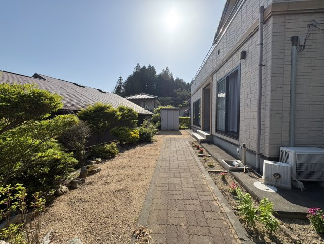 中古戸建・中古住宅　棚倉町棚倉日向前　棚倉小学校・棚倉中学校の庭|陽当たり良好なお庭！花壇もあるのでガーデニングも楽しめます！