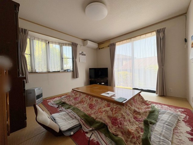 中古戸建・中古住宅　棚倉町棚倉日向前　棚倉小学校・棚倉中学校の居間・リビング|和室の居間はこたつなどを置いて家族団らんの場所！おしゃれな出窓付き！