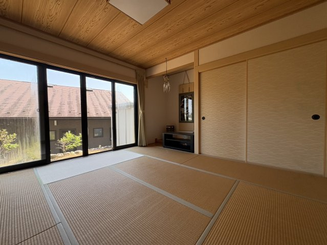 中古戸建・中古住宅　棚倉町棚倉日向前　棚倉小学校・棚倉中学校の和室|大きな掃き出し窓からは庭が鑑賞できるので客間としてもおすすめ！